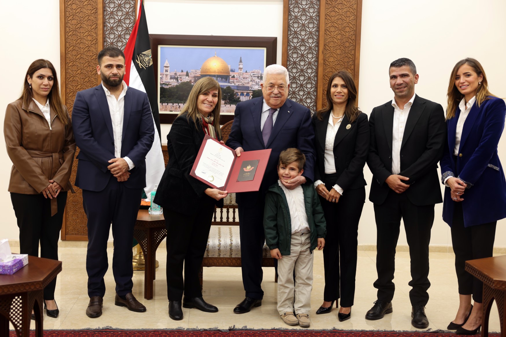  الرئيس يمنح القائد الوطني الكبير المرحوم صائب عريقات نجمة الشرف من الدرجة العليا (عدسة: ثائر غنايم/وفا)